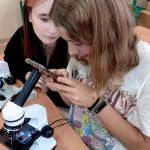 młodzież pracująca przy mikroskopie