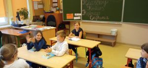 dzieci podczas konkursu w sali lekcyjnej