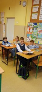 dzieci podczas konkursu w sali lekcyjnej