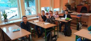 dzieci podczas konkursu w sali lekcyjnej