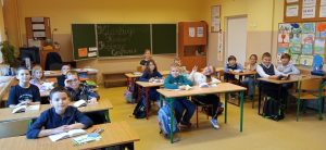 dzieci podczas konkursu w sali lekcyjnej