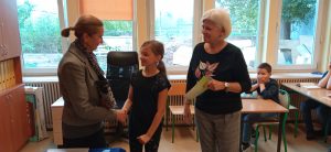 wręczenie dyplomu dziewczynce