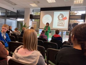 młodzież podczas prelekcji przed ekranem