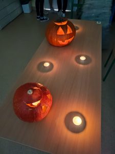 dzieci świętujące halloween