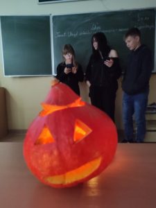 dzieci świętujące halloween