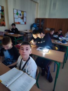 dzieci świętujące halloween