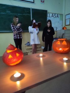 dzieci świętujące halloween