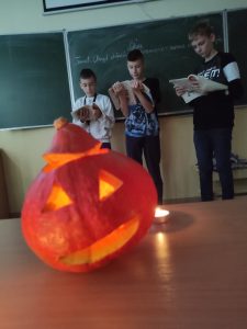 dzieci świętujące halloween