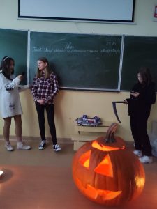 dzieci świętujące halloween