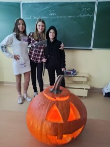 dzieci świętujące halloween