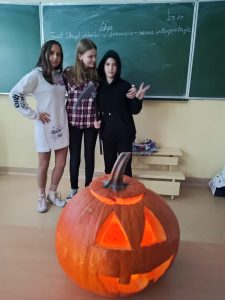 dzieci świętujące halloween