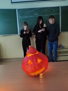 dzieci świętujące halloween
