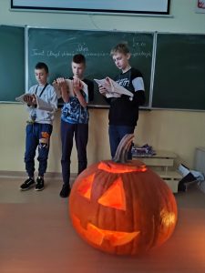 dzieci świętujące halloween