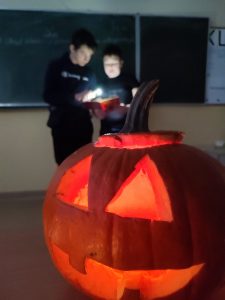 dzieci świętujące halloween