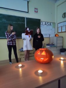 dzieci świętujące halloween