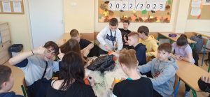 dzieci świętujące halloween