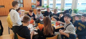 dzieci świętujące halloween