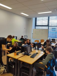 dzieci w uniwersyteckiej sali informatycznej