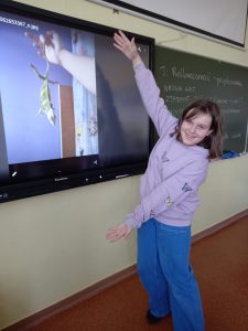 dziewczynka przed tablicą multimedialną