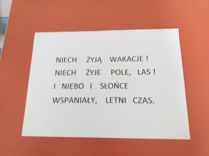 kartka  z wierszem o tematyce wakacyjnej