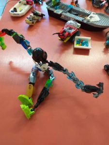 budowle z lego na stole