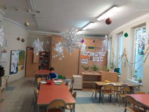 chłopiec przy biurku pracujący nad ozdobami
