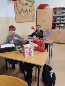 dzieci w ławkach z prezentami