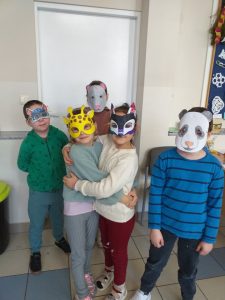 dzieci w maskach karnawałowych