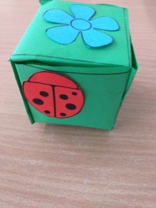 pudełeczko wykonane z papieru metodą origami