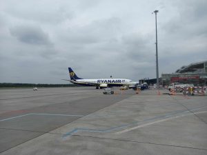 samolot ryanair na płycie lotniska