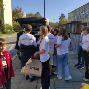 uczniowie wkładają dary do samochodu